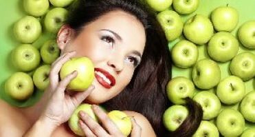 Göz çevresindeki cildi gençleştirmek için elma maskesi