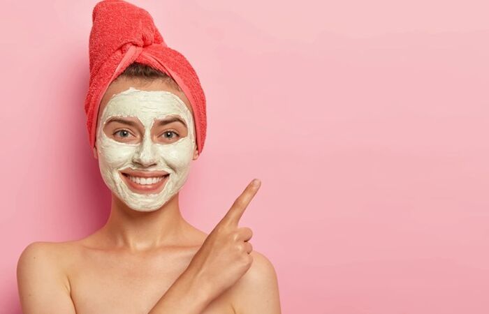 Yüz cildini beslemek ve gençleştirmek için bitkisel maske kullanmak
